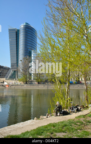 I pescatori sul Canale del Danubio Foto Stock