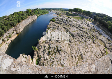 Fiume Gardon vicino Remoulins in Francia - Vista dal Pont du Gard acquedotto Foto Stock