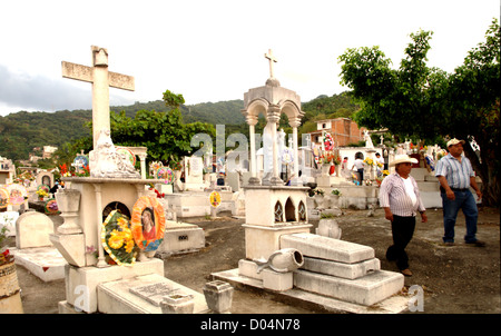 Un cimitero di Puerto Vallarta durante il giorno dei morti (El dia de los Muertos) - 2 Novembre 2012 Foto Stock