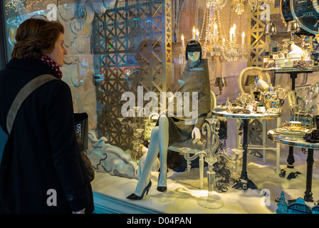 Parigi, Francia, Woman Window Shopping presso il grande magazzino francese le Printemps, Dior Fashion con decorazioni natalizie, marchi di moda di lusso, negozio vetrina anteriore di notte, etichette modali, manichini, negozio di abbigliamento donna benestante, shopping di marchi internazionali Foto Stock