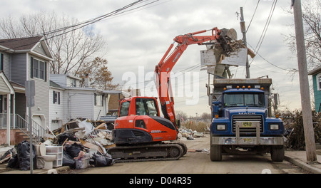 Pulire gli equipaggi continuare a rimuovere i detriti dopo il passaggio dell uragano Sandy Novembre 14, 2012 in unione Beach, NJ. Foto Stock
