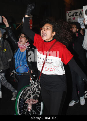 Bristol, Regno Unito, novembre 16th-una donna che protestavano contro Israele in azione a Gaza è visto urlando come manifestanti prendere parte in una marcia attraverso il centro della citta'. Foto Stock