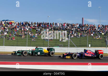 Pilota Heikki Kovalainen (l) porta Jean Eric-Vergne della Scuderia Toro Rosso durante la pratica per la F1 Il Gran Premio degli Stati Uniti Foto Stock