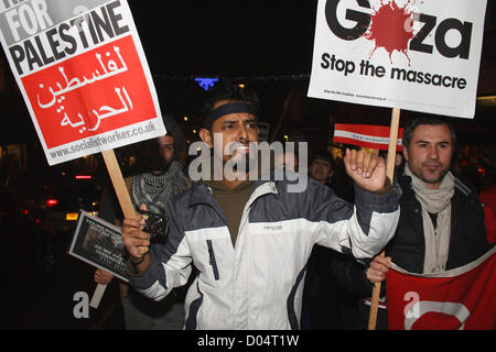 Bristol, Regno Unito, novembre 16th-un uomo che protestavano contro Israele in azione a Gaza è visto tenendo un cartello e urlando come i manifestanti hanno preso parte a una marcia attraverso il centro della citta'. Foto Stock