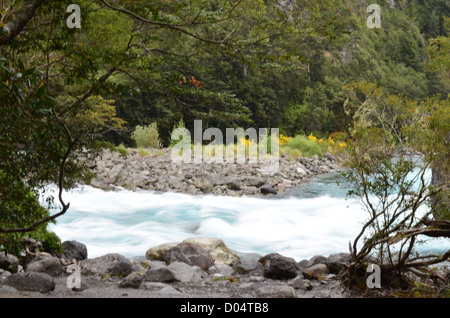 Il 'turqoise' acque del Saltos de Petrohue, vicino a Puerto Varas / Puerto Montt, Patagonia cilena Foto Stock