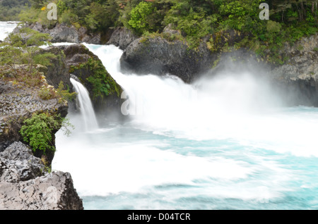 Il 'turqoise' acque del Saltos de Petrohue, vicino a Puerto Varas / Puerto Montt, Patagonia cilena Foto Stock