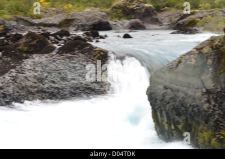 Il 'turqoise' acque del Saltos de Petrohue, vicino a Puerto Varas / Puerto Montt, Patagonia cilena Foto Stock