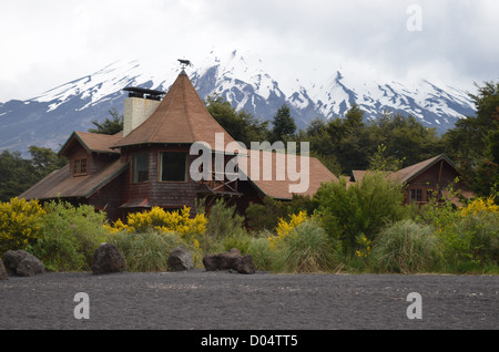 Tradizionale stile germanico edificio nel villaggio di Petrohue, il cileno Lake District, Patagonia settentrionale. Foto Stock