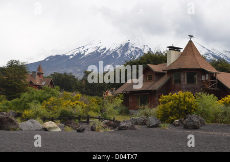 Tradizionale stile germanico edificio nel villaggio di Petrohue, il cileno Lake District, Patagonia settentrionale. Foto Stock