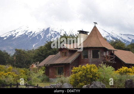 Tradizionale stile germanico edificio nel villaggio di Petrohue, il cileno Lake District, Patagonia settentrionale. Foto Stock