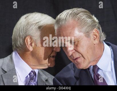 Nov. 16, 2012 - Los Angeles, California (CA, Stati Uniti - Ex Los Angeles Lakers head coach Pat Riley (L) parla di Jerry West Â¨ prima della inaugurazione di Abdul-Jabbar della statua di fronte a Staples Center, Venerdì, nov. 16, 2012 a Los Angeles. (Credito Immagine: © Ringo Chiu/ZUMAPRESS.com) Foto Stock