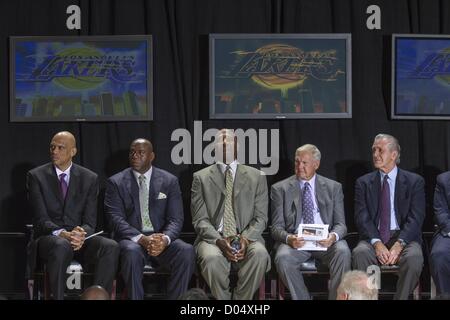 Nov. 16, 2012 - Los Angeles, California (CA, Stati Uniti - (da L a R) Ex Los Angeles Lakers center Kareem Abdul-Jabbar, Earvin Ã'MagicÃ" Johnson e James degna, Jerry West e Pat Riley guardare sulla prima della inaugurazione di Abdul-Jabbar della statua di fronte a Staples Center, Venerdì, nov. 16, 2012 a Los Angeles. (Credito Immagine: © Ringo Chiu/ZUMAPRESS.com) Foto Stock