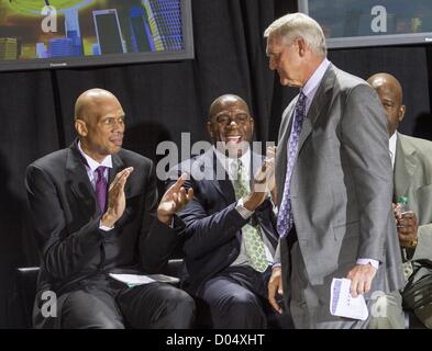 Nov. 16, 2012 - Los Angeles, California (CA, Stati Uniti - (dal retro da L a R) Ex Los Angeles Lakers center Kareem Abdul-Jabbar, Earvin Ã'MagicÃ" Johnson e James degna, saluta come Jerry West passeggiate al podio prima della inaugurazione di Abdul-Jabbar della statua di fronte a Staples Center, Venerdì, nov. 16, 2012 a Los Angeles. (Credito Immagine: © Ringo Chiu/ZUMAPRESS.com) Foto Stock