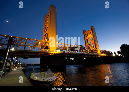 Il Tower Bridge nel corso del fiume Sacramento al crepuscolo. Sacramento, in California. Foto Stock