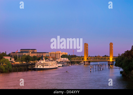 Il Tower Bridge attraverso il fiume Sacramento e Delta King riverboat. Sacramento, California Foto Stock