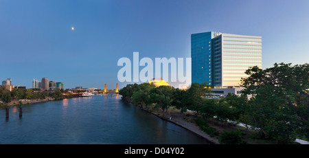 Panorama della città di Sacramento skyline al tramonto, compreso il centro di edifici, il Delta King in barca sul fiume e il Tower Bridge. Foto Stock