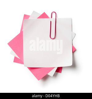 Bianco e rosa nota carte con una graffetta su sfondo bianco Foto Stock