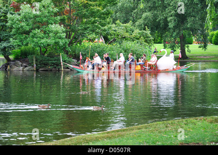 Swan giro in barca in giardino pubblico, Boston Commons park, Boston, Massachusetts, STATI UNITI D'AMERICA Foto Stock