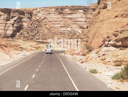 Bus sulla strada vicino a Taba in Egitto Foto Stock