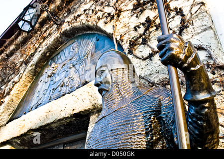 Medievale guerriero di bronzo nella parte anteriore di un castello Foto Stock