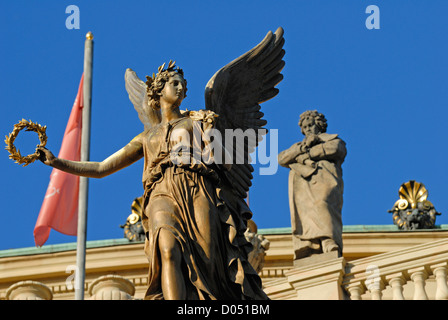 Praga, Repubblica Ceca. La sala concerti Rudolfinum. Angelo e la statua di Beethoven Foto Stock