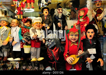 Praga, Repubblica Ceca. Burattini in una finestra del negozio Foto Stock