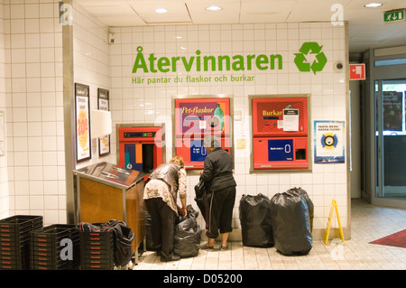 Svedese stazione di riciclaggio nel supermercato Svezia persone riciclare il punto di deposito di raccolta sulla bottiglia bottiglie Foto Stock