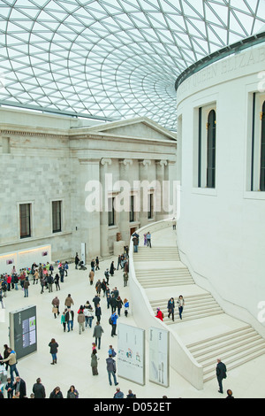 Londra - 13 febbraio: persone visitano il Museo Britannico - Museo della storia umana e della cultura e una delle attrazioni principali di Londra Londra, UK, 13 febbraio 2010. Foto Stock