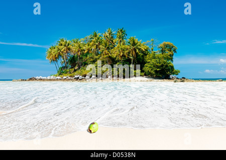 Isola tropicale e la spiaggia di sabbia bianca Foto Stock