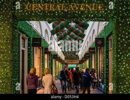Gli amanti dello shopping a Natale decorato nel mercato Central Avenue, Covent Garden di Londra, Inghilterra, Regno Unito, 2012 Foto Stock