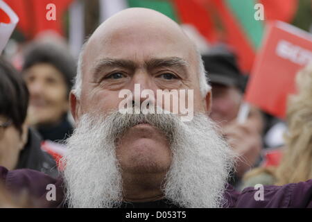 Sofia, Bulgaria. 17 novembre 2012. Uomo con grandi baffi nella folla di anti-austerità manifestanti, Partito socialista bulgaro e bandiere in background. Molti sono stati il vecchio partito comunista bandiere con la falce e martello. Credito: Johann Brandstatter / Alamy Live News Foto Stock