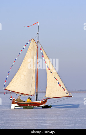 Vela su ghiaccio sul Gouwzee in inverno nei Paesi Bassi Foto Stock