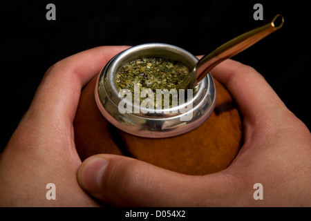 Maschio di mani Calabash Argentino con Bombilla, messa a fuoco selettiva su mate Foto Stock