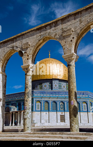 Il santuario islamico dorato cupola della roccia si trova a. Il Monte del Tempio conosciuto ai Musulmani come Haram esh-Sharif Nella città vecchia Gerusalemme est Israele Foto Stock