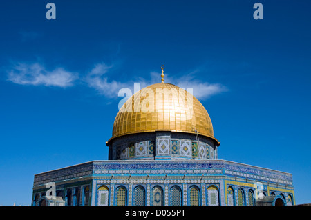 Il santuario islamico dorato cupola della roccia si trova a. Il Monte del Tempio conosciuto ai Musulmani come Haram esh-Sharif Nella città vecchia Gerusalemme est Israele Foto Stock