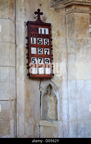 Una piscina e scheda hymnal nella navata della chiesa parrocchiale di San Pietro e di San Paolo a Mautby, Norfolk, Inghilterra, Regno Unito. Foto Stock