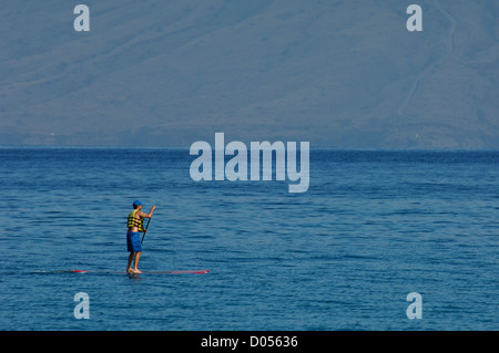 L'uomo sguazzare un stand up paddle board Wailea Maui Hawaii Foto Stock