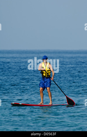 L'uomo sguazzare un stand up paddle board Wailea Maui Hawaii Foto Stock