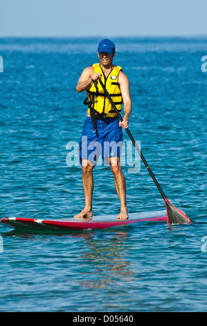 L'uomo sguazzare un stand up paddle board Wailea Maui Hawaii Foto Stock