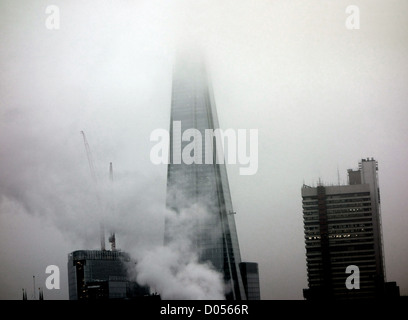 Parte superiore del Shard avvolto nella nube di basso o nebbia, Londra Foto Stock