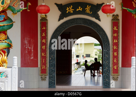 Due bambini seduti nella Pagoda Ling San Tuaran, Sabah Borneo Foto Stock