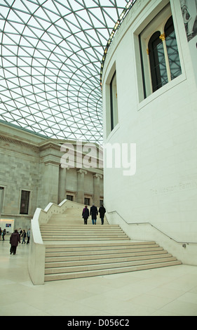 Londra - 13 febbraio: persone visitano il Museo Britannico - Museo della storia umana e della cultura e una delle attrazioni principali di Londra Londra, UK, 13 febbraio 2010. Foto Stock