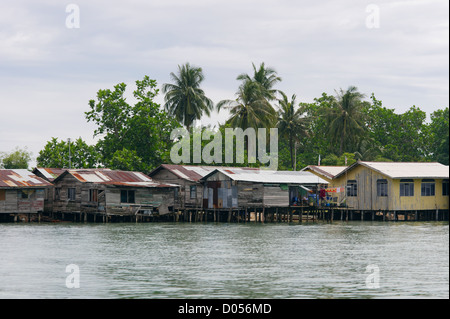 Acqua villaggio sul mare di Sulu vicino Sandakan, Sabah Borneo Foto Stock