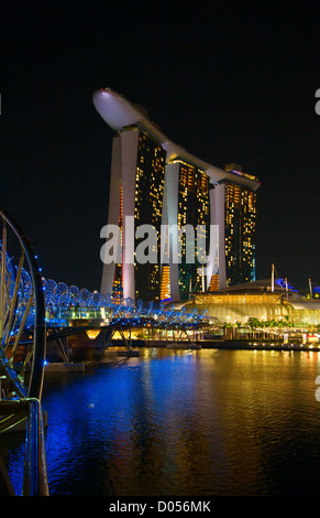 Singapore - febbraio 22: Il marina bay sands complesso di notte il 22 febbraio 2012 in Singapore marina bay sands è un resort integrato e fatturati come il mondo più costosi standalone di proprietà del casinò. Foto Stock