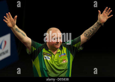 17.11.2012 Wolverhampton, Inghilterra. Andy Hamilton fissa batte john parte e fissa il suo posto nelle semifinali del William Hill Grand Slam di freccette dal Wolverhampton Civic Hall. Credit: Azione Plus immagini di Sport / Alamy Live News Foto Stock