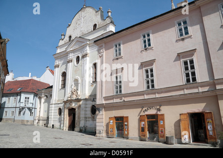 Chiesa dell'Annunciazione (Kostol Zvestovania), una chiesa e il monastero francescano, Frantiskanske namestie,Bratislava, Slovacchia. Foto Stock