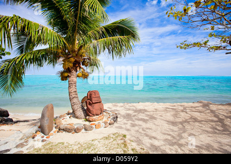 Statua polinesiana sulla spiaggia Foto Stock