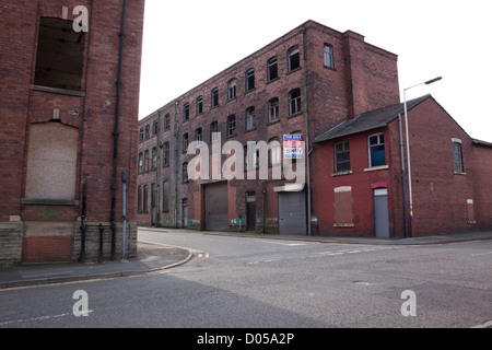 Magazzini vuoti in Bolton con segno forsale Foto Stock