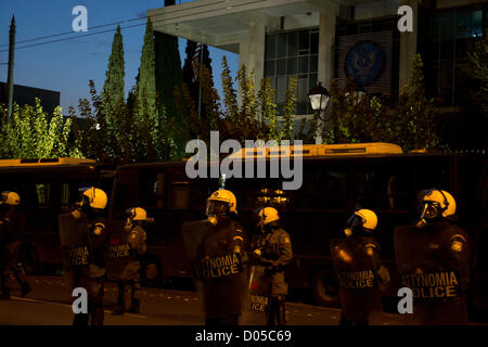 Atene, Grecia, 17 novembre 2012. Una grande manifestazione si svolge in memoria del Politecnico di Atene gli studenti sollevazione contro la giunta militare nel 1973. Migliaia hanno marciato all'Ambasciata Americana gridando slogan contro l'imperialismo. Credito: Nikolas Georgiou / Alamy Live News Foto Stock