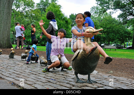 Fare il modo per le ochette scultura in bronzo in Boston Public Garden, Boston, Massachusetts, STATI UNITI D'AMERICA Foto Stock